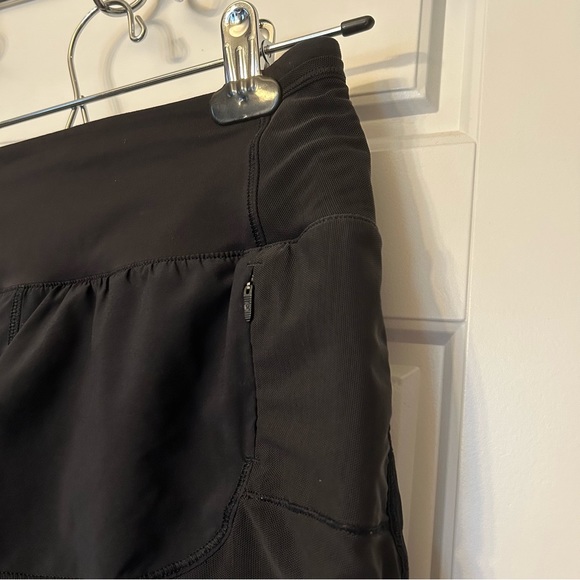 LULULEMON MIND OVER MILES BLACK 3.5 INSEAM LOW RISE SHORT SIZE 2 - Picture 2 of 14